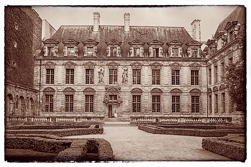 Hotel de Sully, Paris © Harold Davis